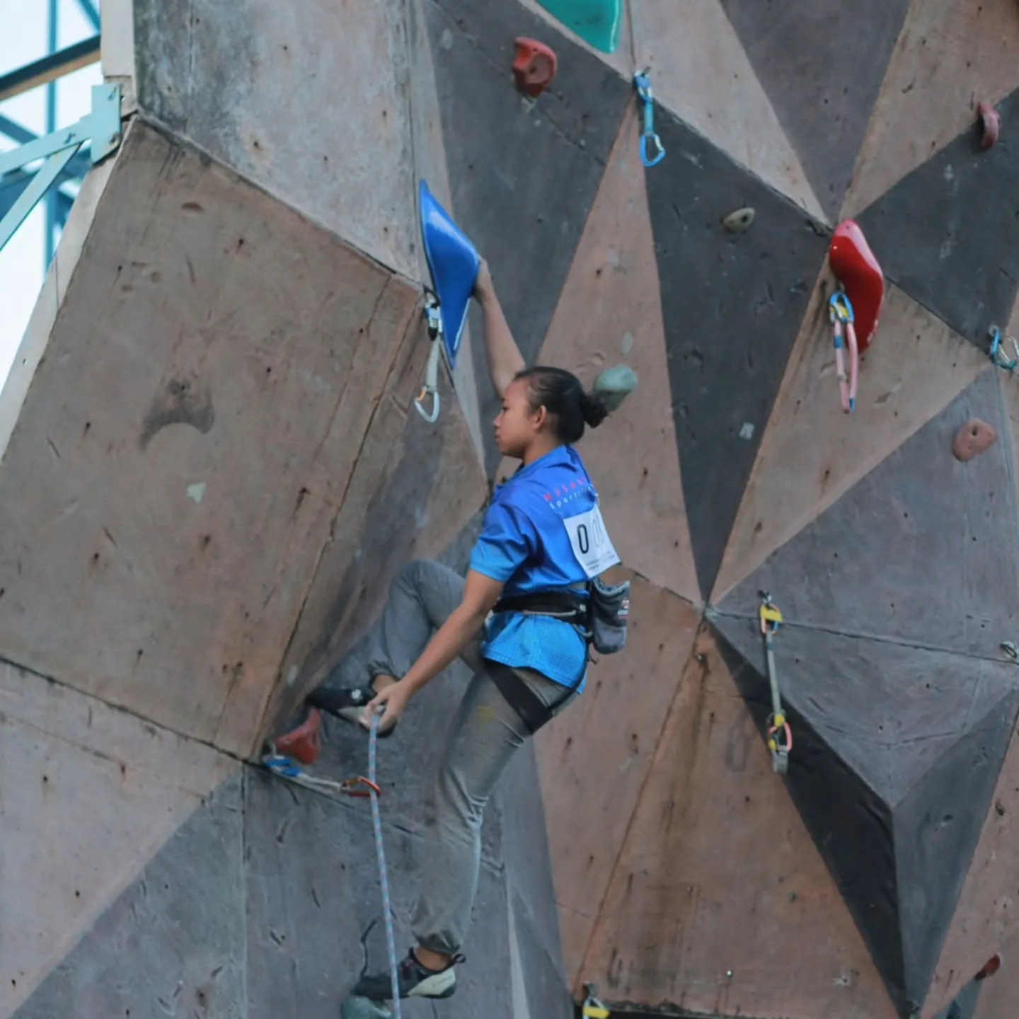 Aksi lead climbing
